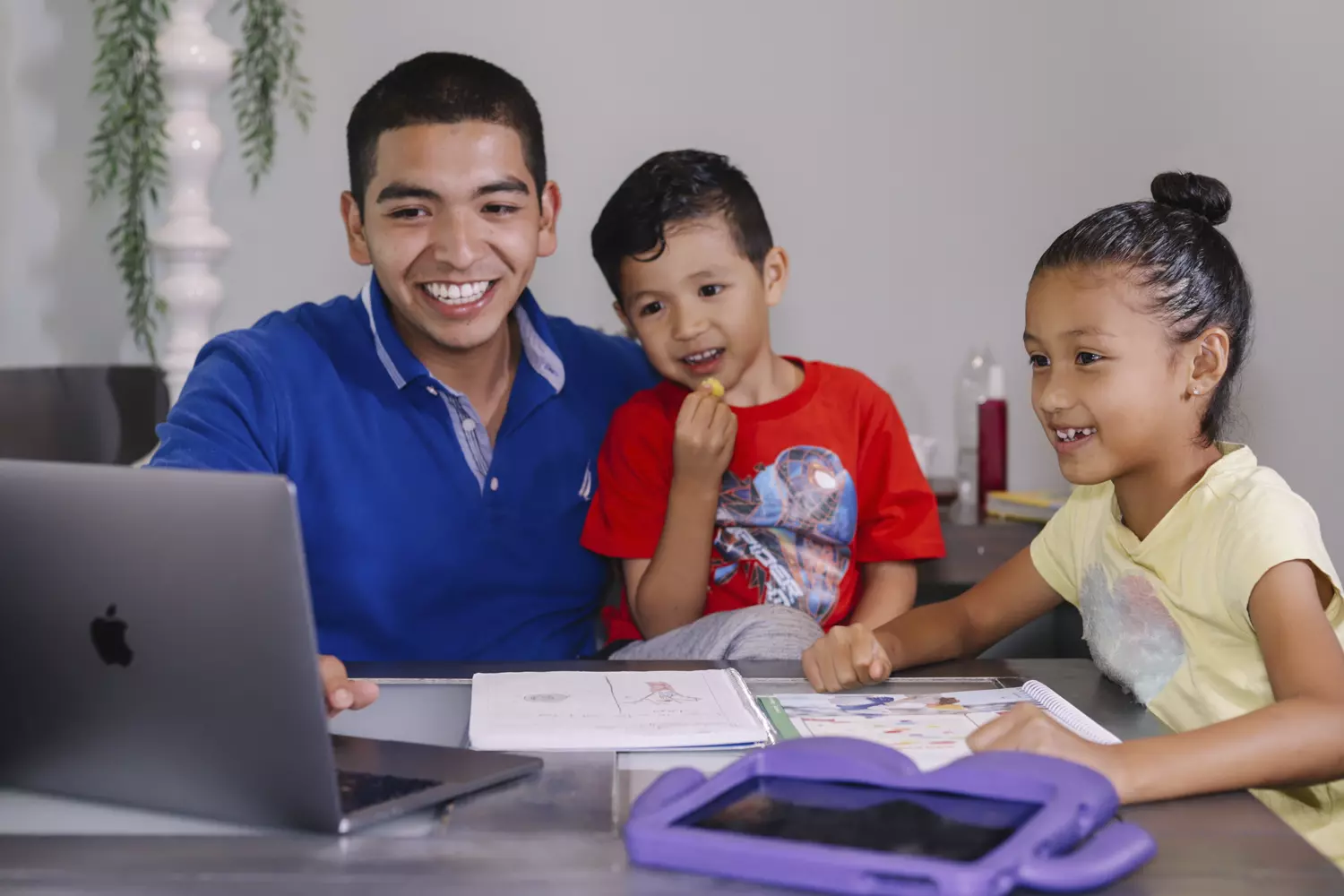 Niños estudiando en linea un programa homeschooling